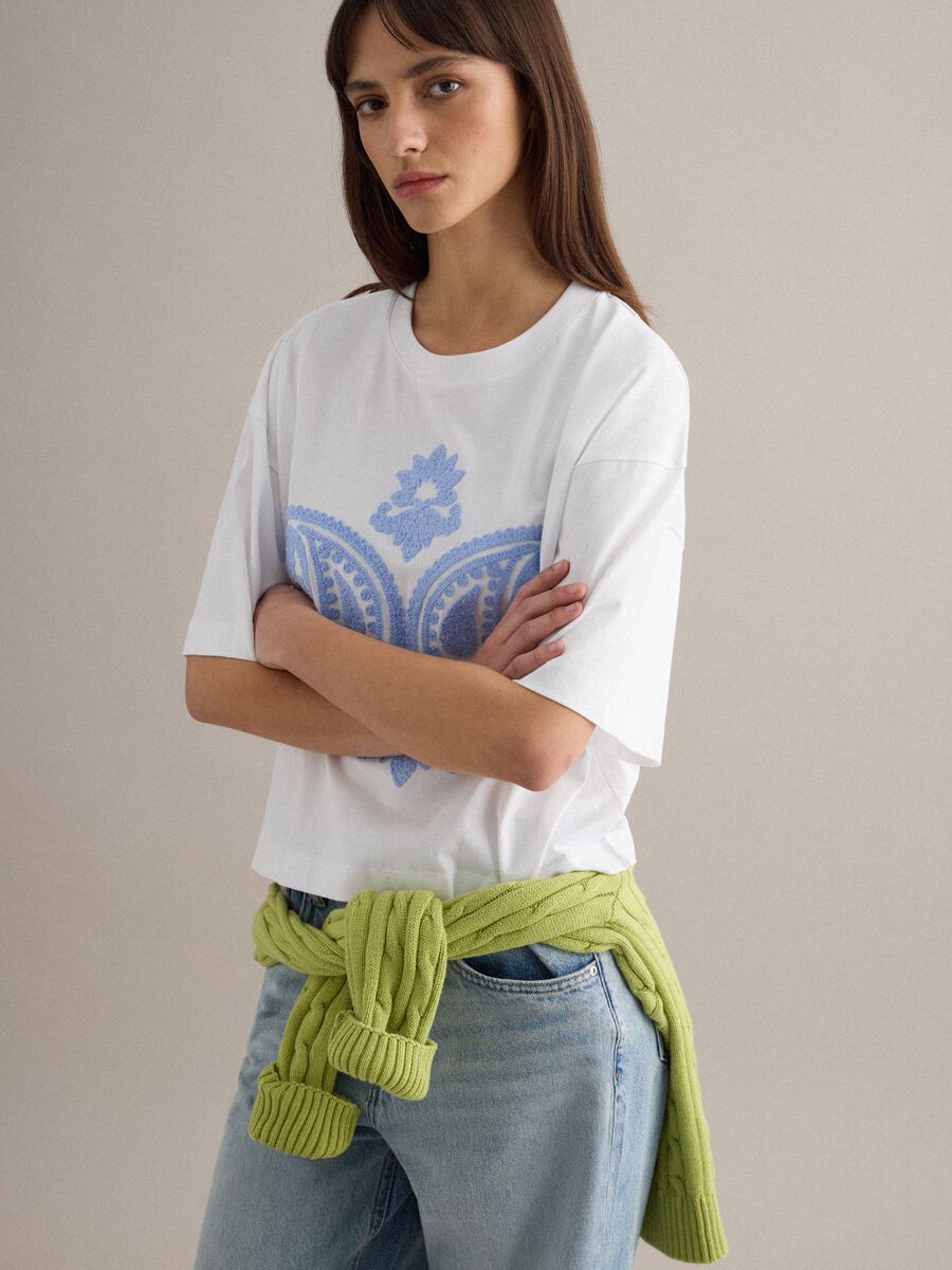 T-shirt in puro cotone bianca relaxed fit con motivo paisley_0