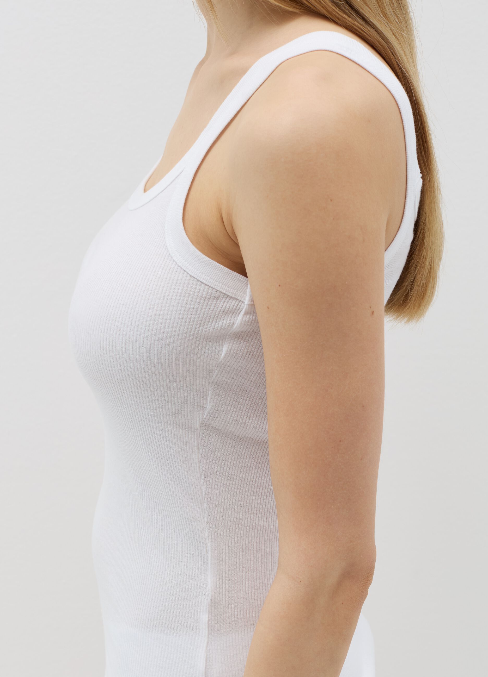 Ribbed vest with round neck