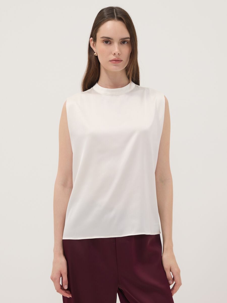 Top bianco in tessuto elasticizzato con collo alto_1
