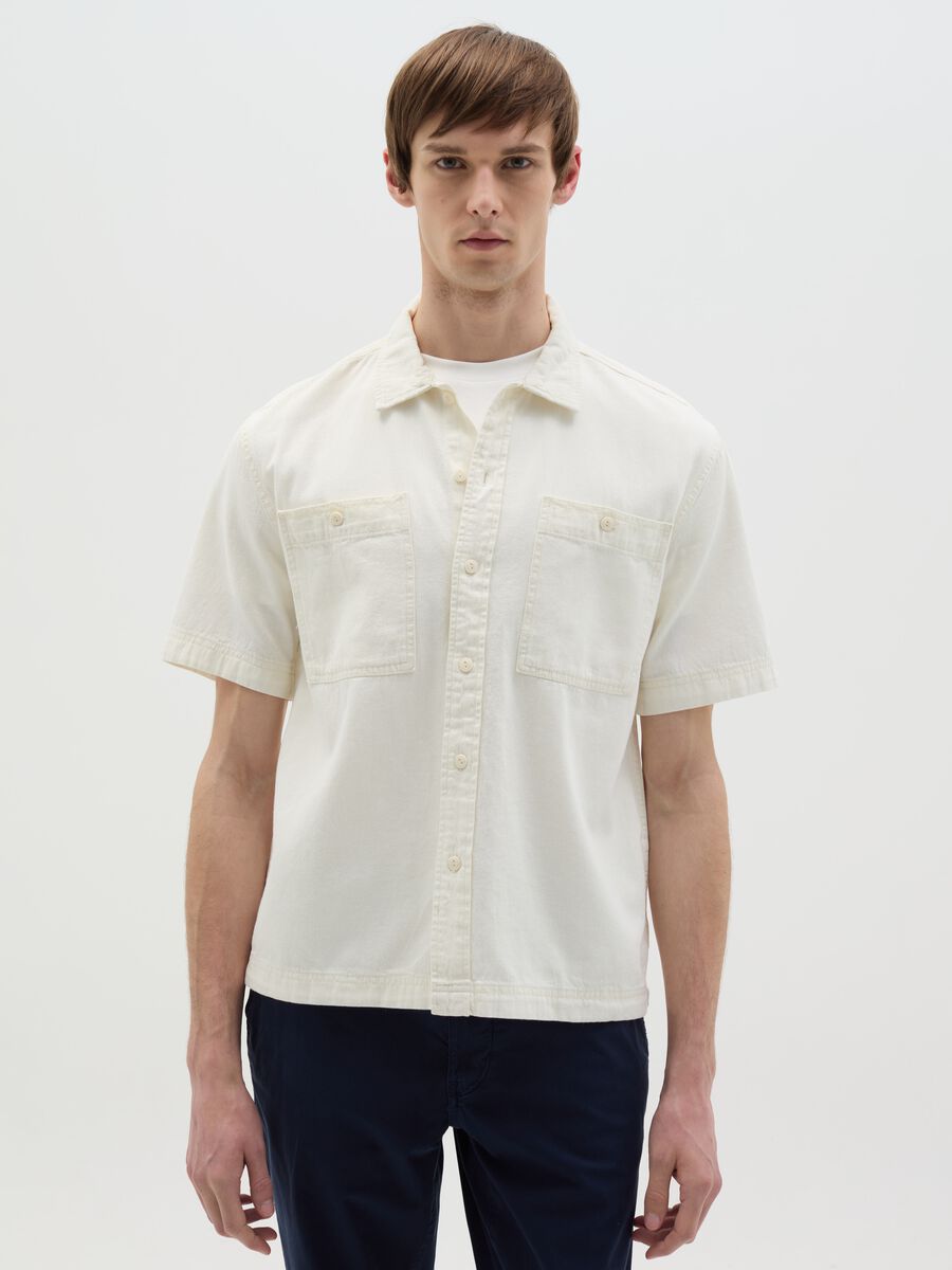 Short-sleeved shirt in denim with pockets_0