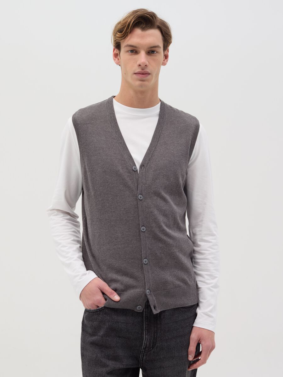 Gilet with V neck and buttons_0