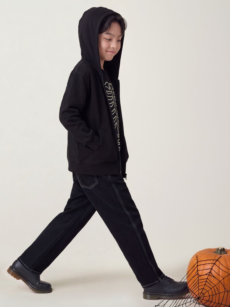 Jogger nero in misto cotone e viscosa con vita elasticizzata per bambino_0