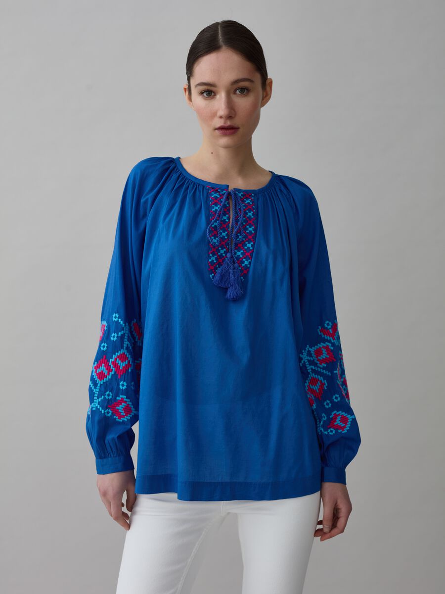 Oversized blouse with ethnic embroidery and tassels_0