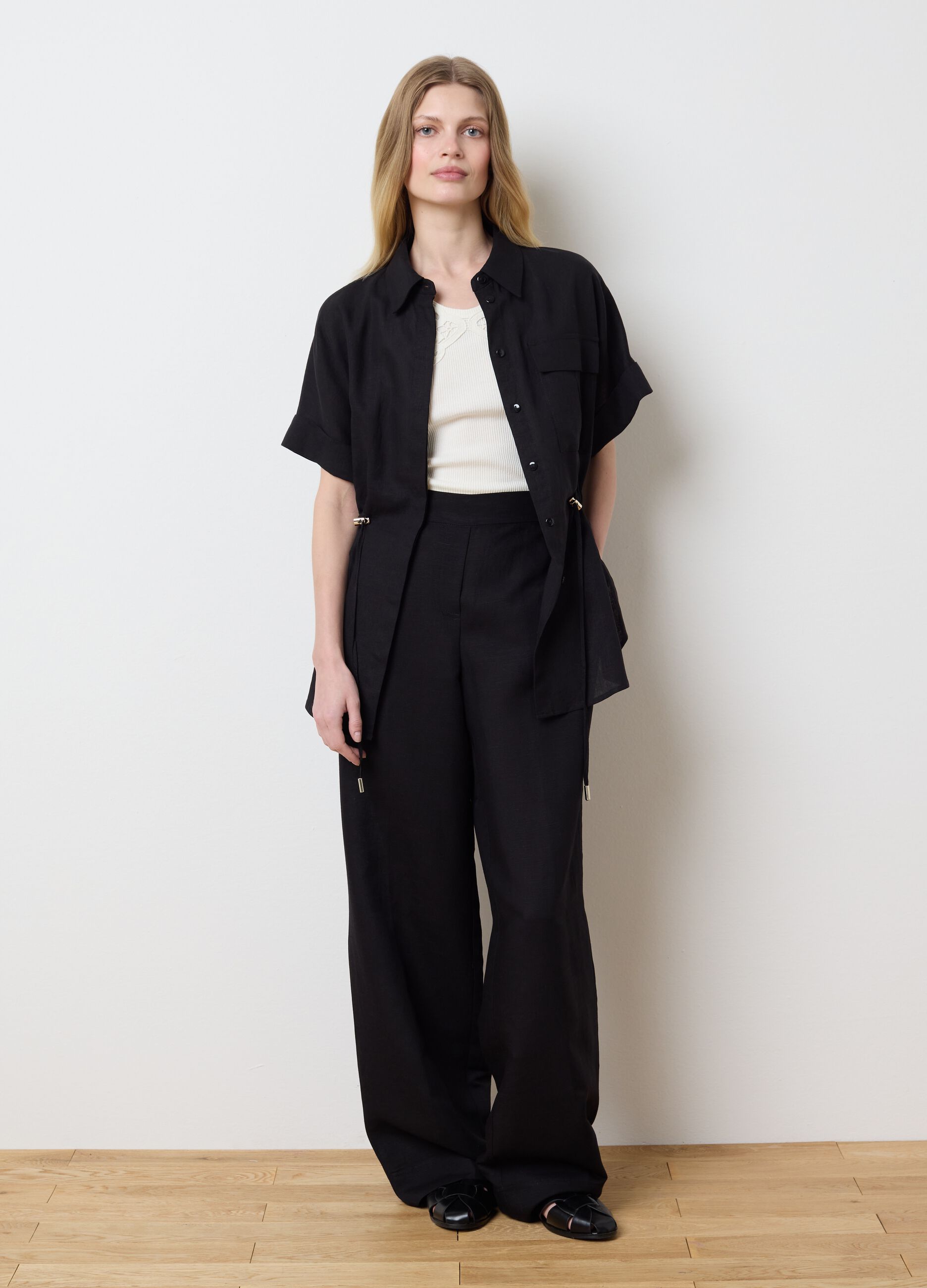 Short-sleeved shirt with drawstring