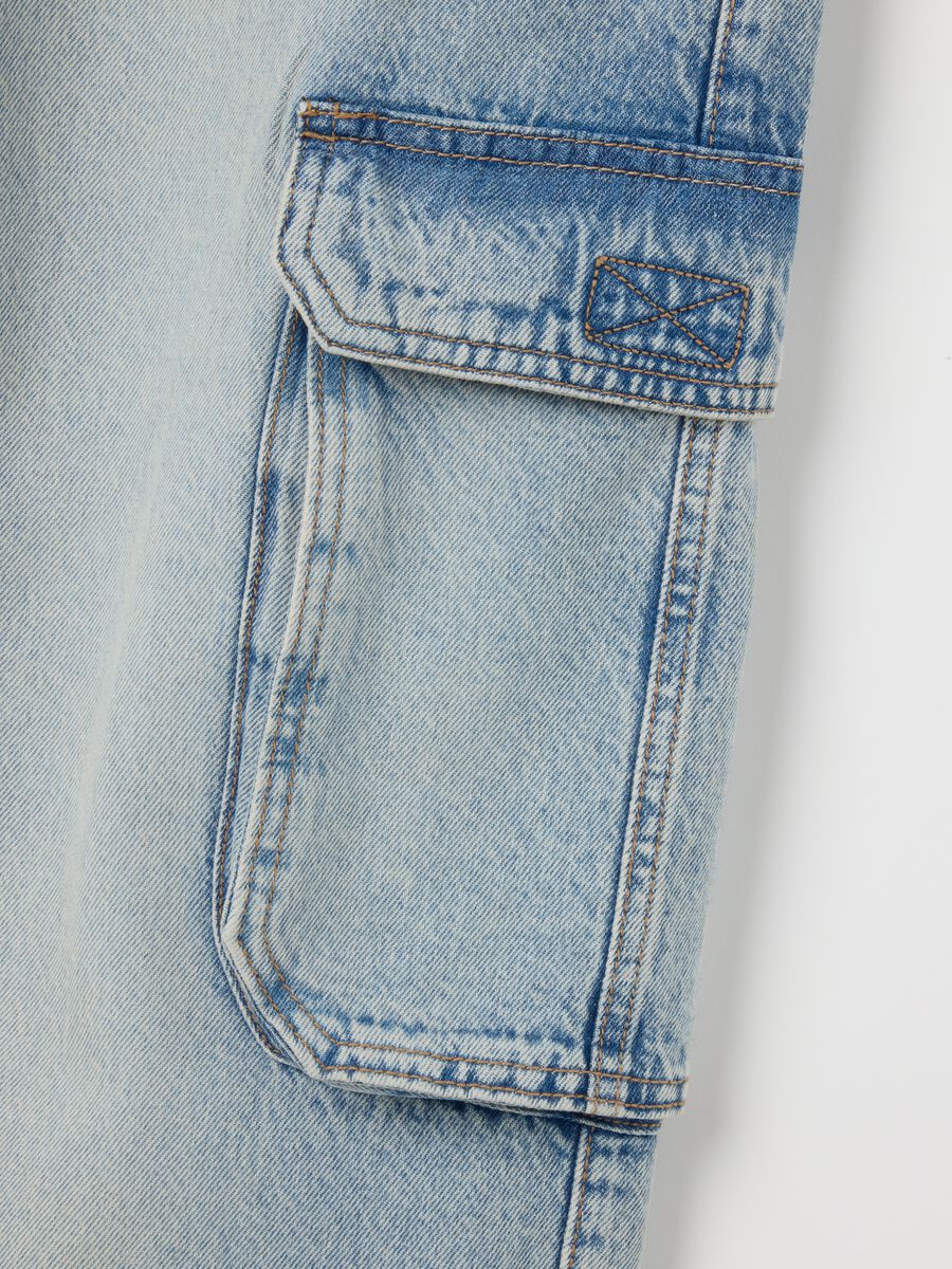 Jeans baggy in denim blu con tasche cargo_5