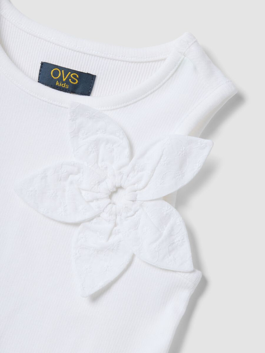 White stretch cotton ribbed tank top with appliqu&eacute; flower for girls, fitted_2