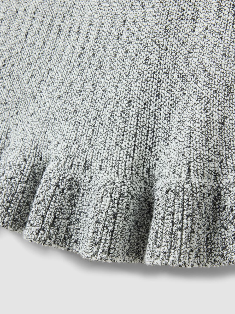 Top in tricot bianco e nero regular fit con volant_5