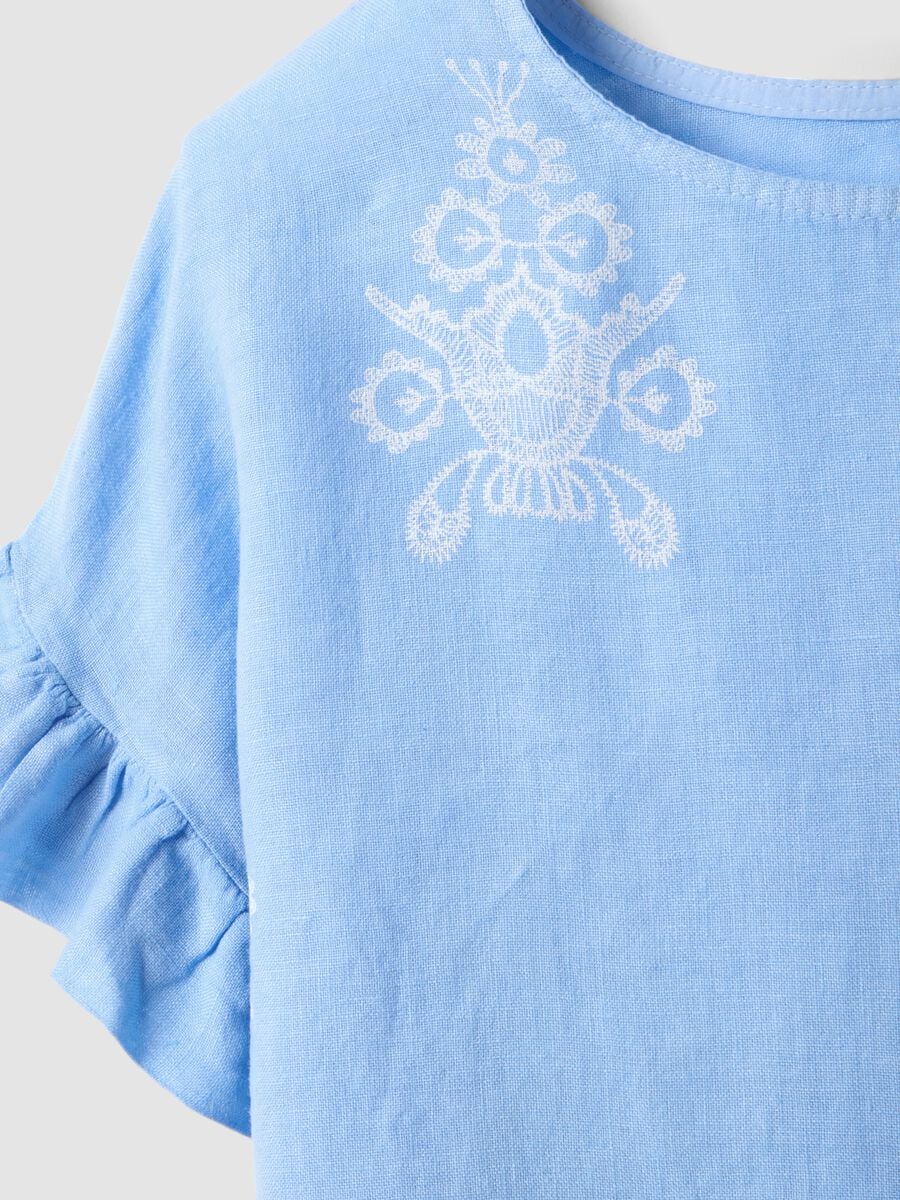 Blusa azzurra in puro lino con ricami e maniche a volant regular fit_5