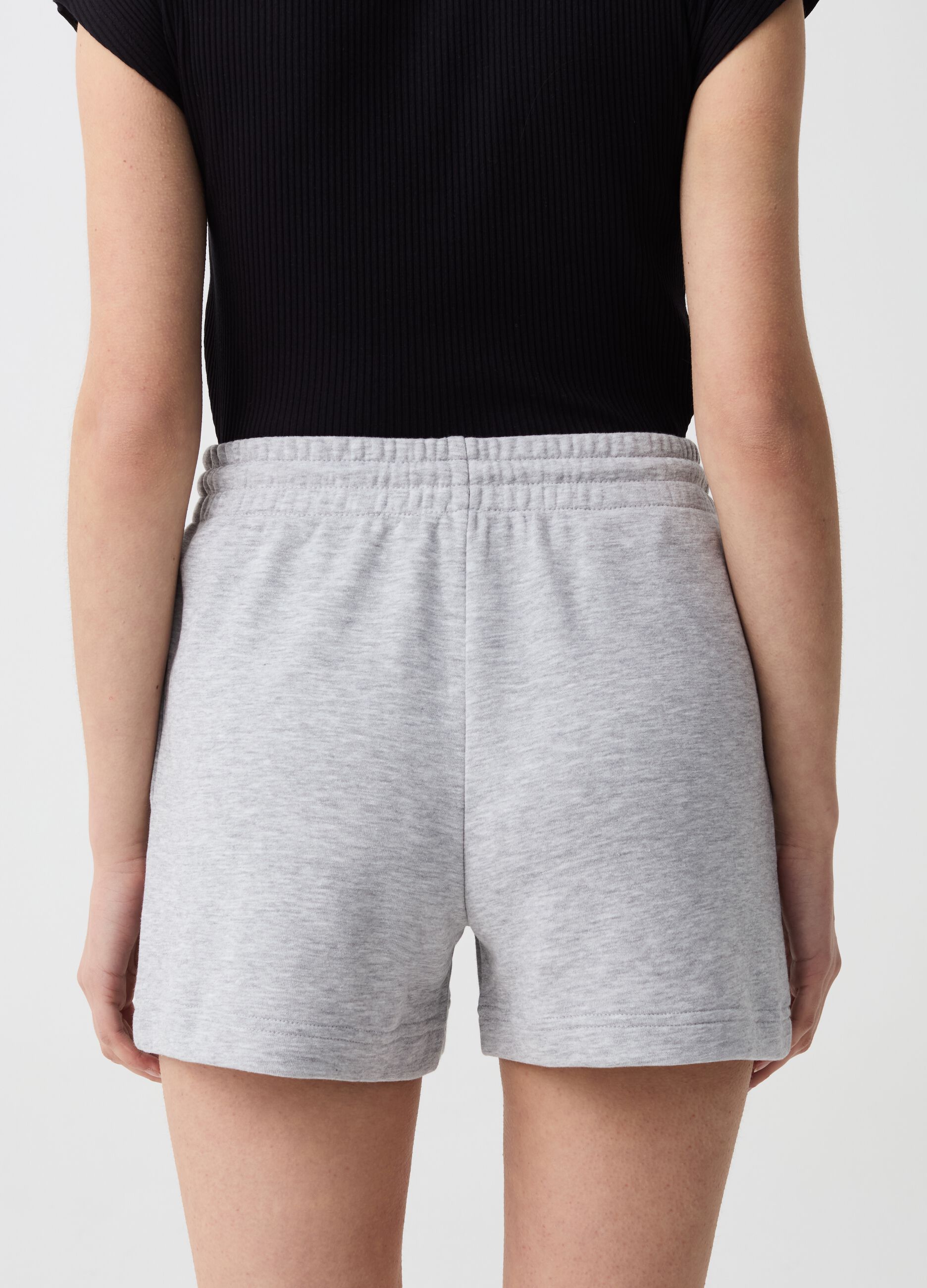 Essential shorts with raised stitching