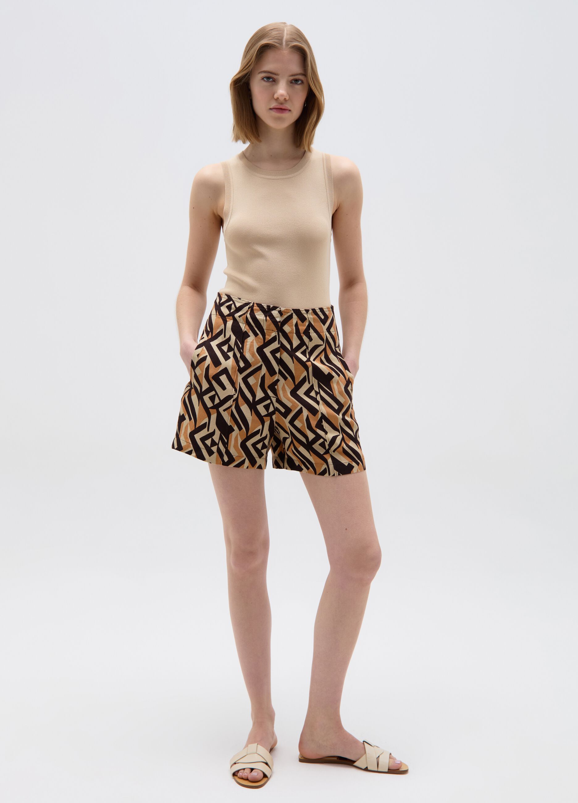 Linen and viscose shorts with darts