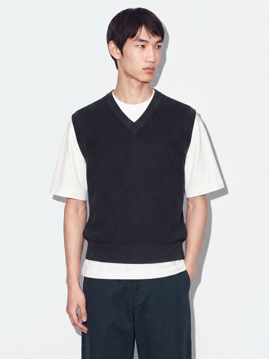 Blue cropped pure cotton vest with deep V-neck_0