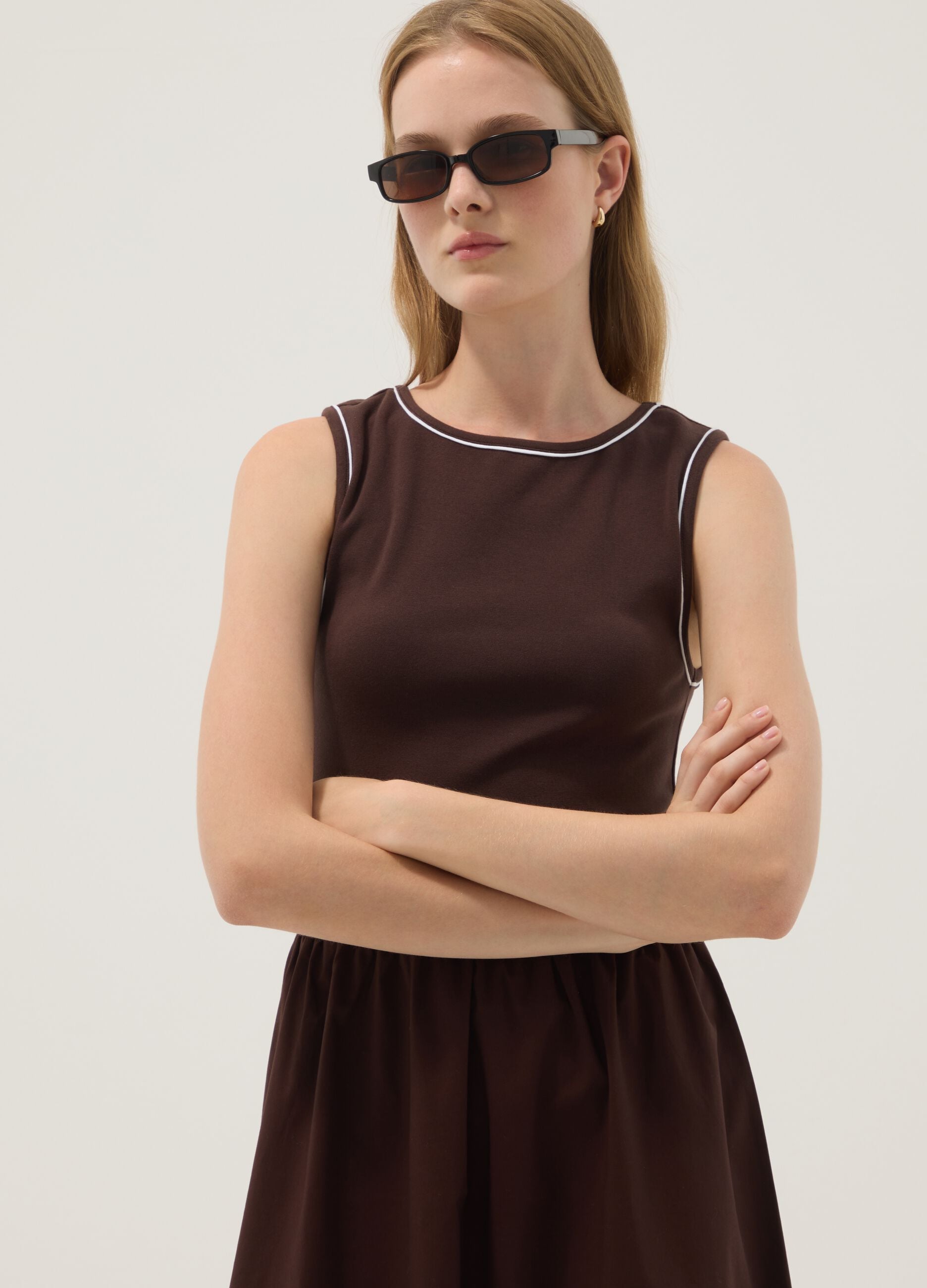 Abito marrone smanicato in cotone elasticizzato regular fit