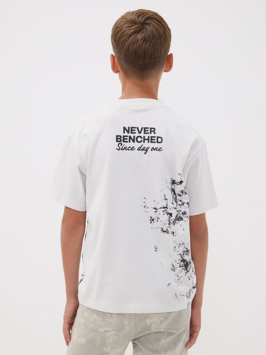 T-shirt over bianca in puro cotone con scritta "Never Benched" per ragazzo_2