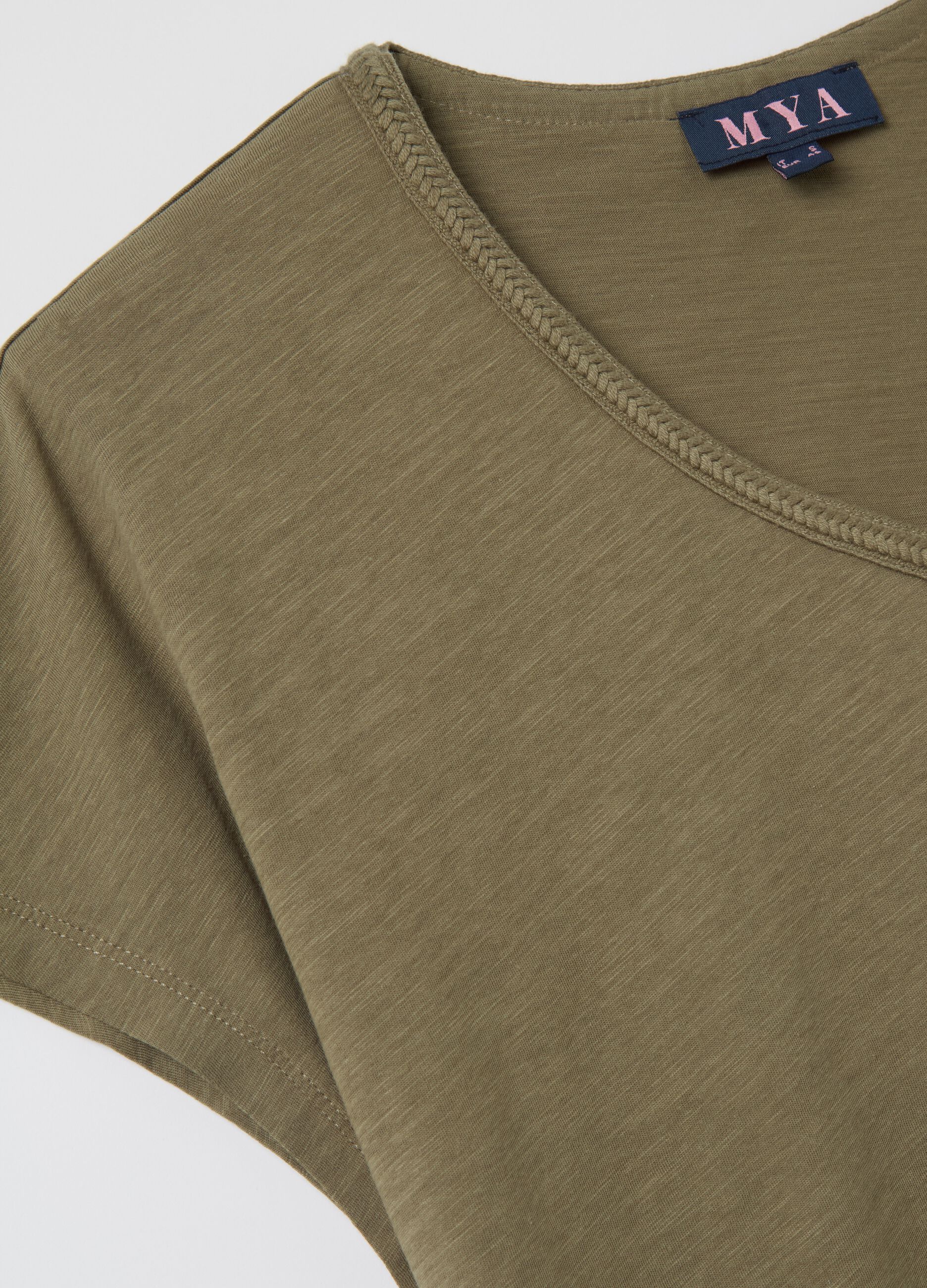 Curvy green T-shirt with V neck