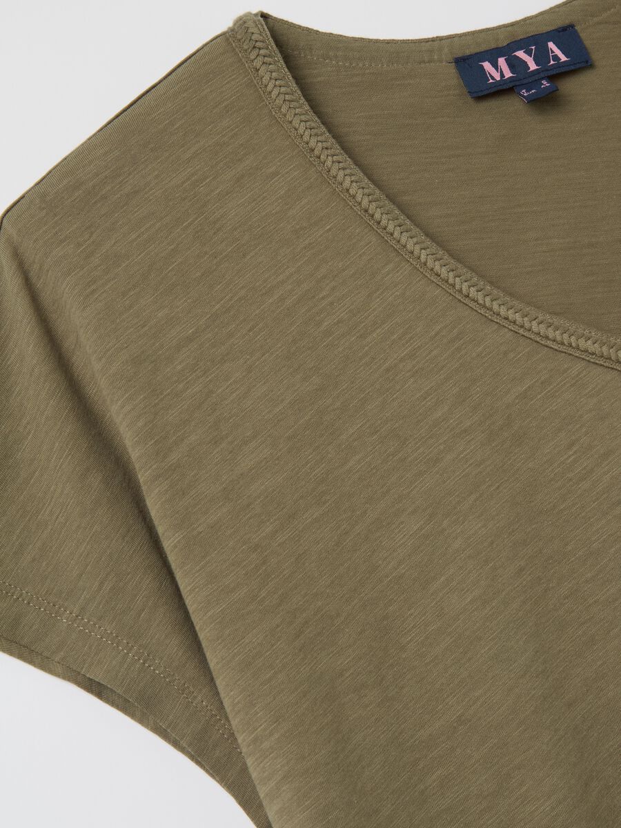 Curvy green T-shirt with V neck_5