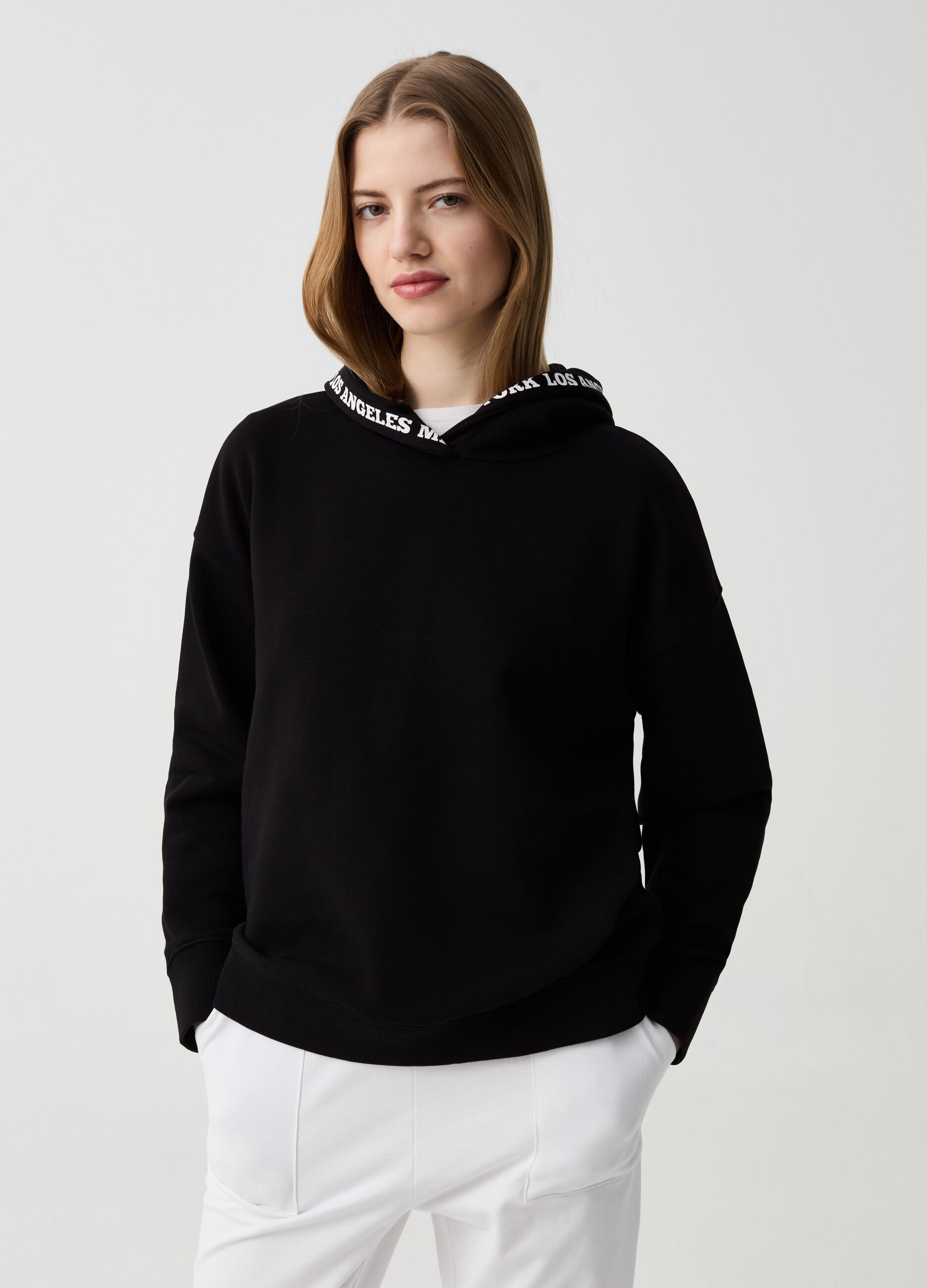 Essential sweatshirt with hood and print