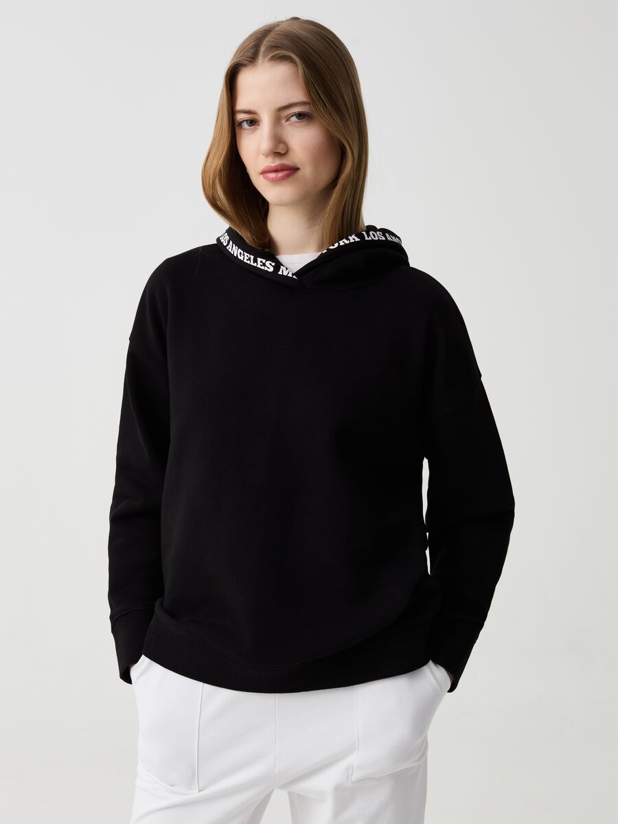 Essential sweatshirt with hood and print_0