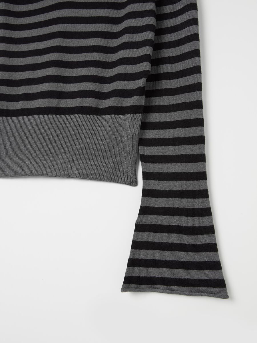 Crop pullover with V neck and stripes_5