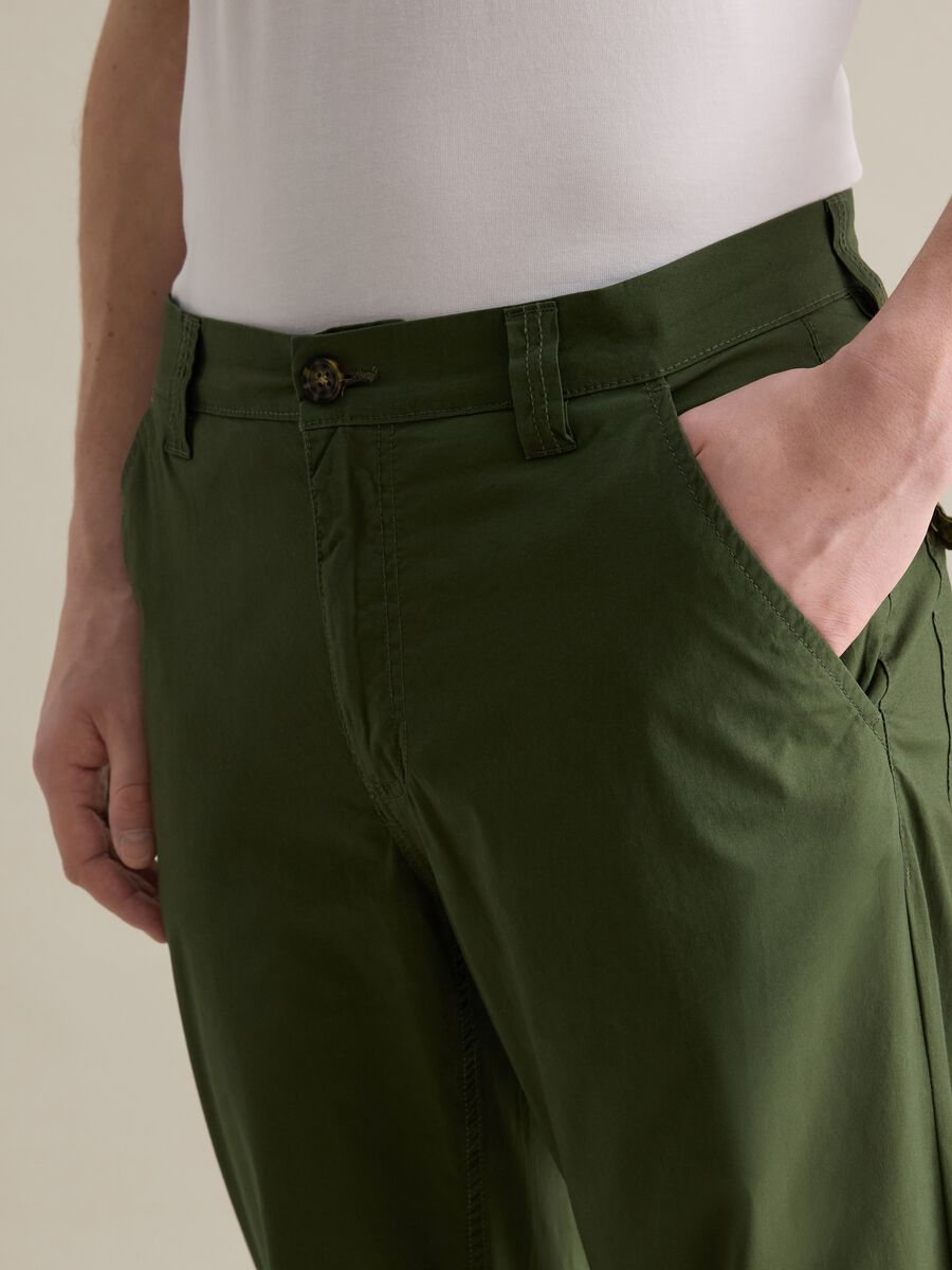 Green chino trousers in stretch cotton with pockets_2