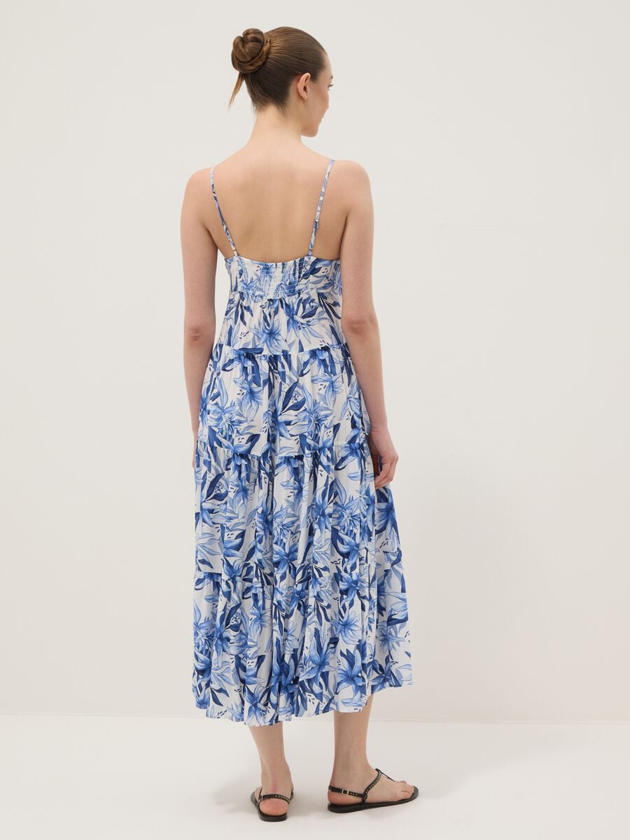 Abito maxi blu e bianco in pura viscosa con stampa floreale_3