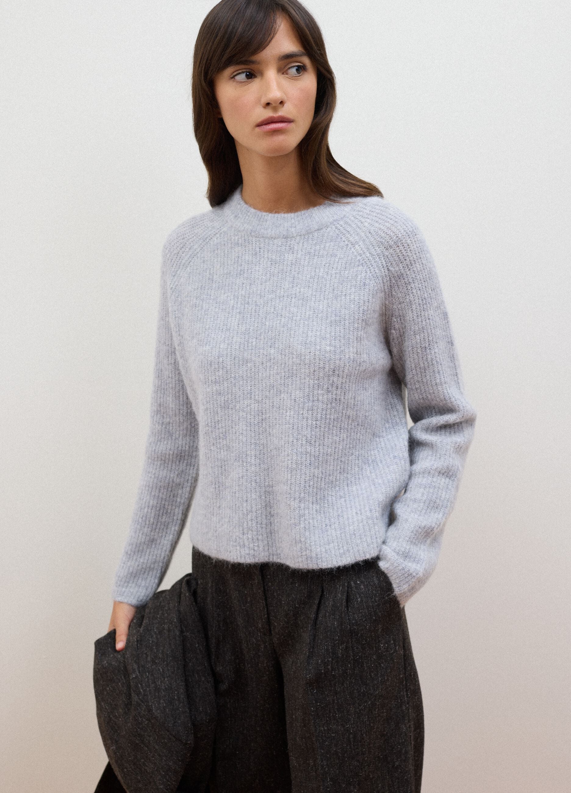 Maglia grigia in lana e alpaca elasticizzato girocollo