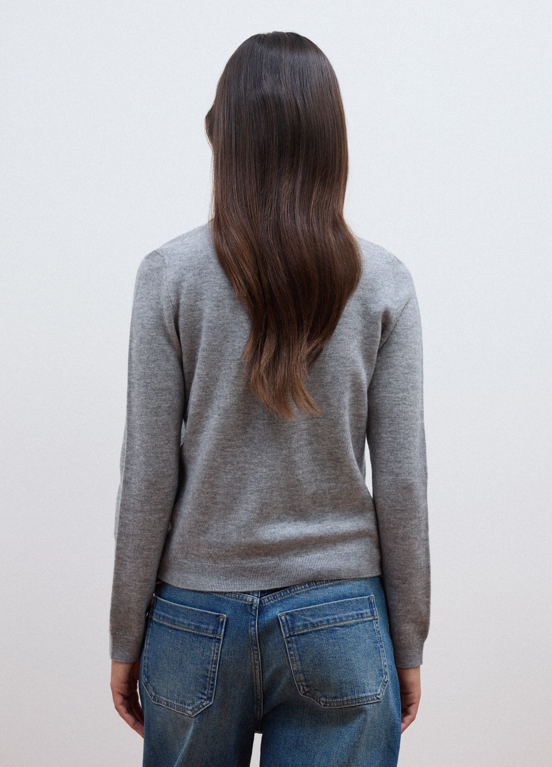 Maglia grigia in pura lana con girocollo