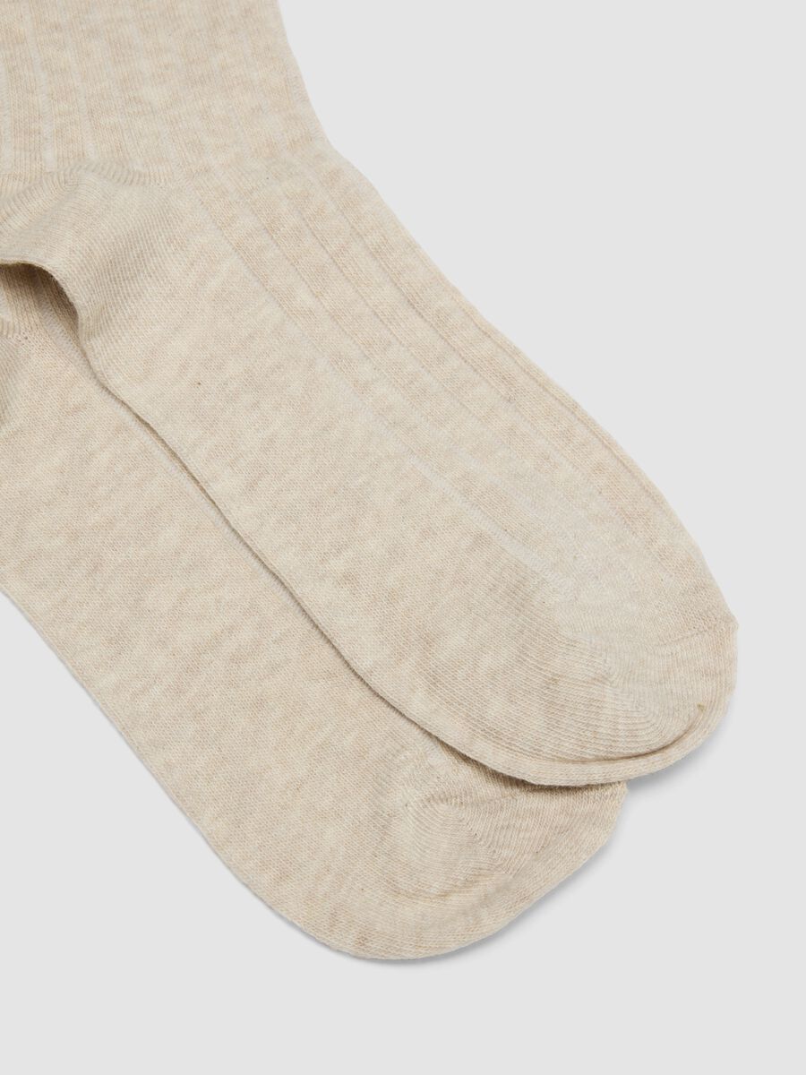 Long beige ribbed socks in pure organic cotton_1