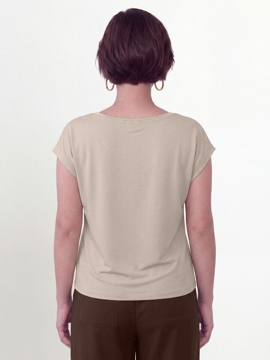 T-shirt beige in pura viscosa con scollo a V regular fit_2