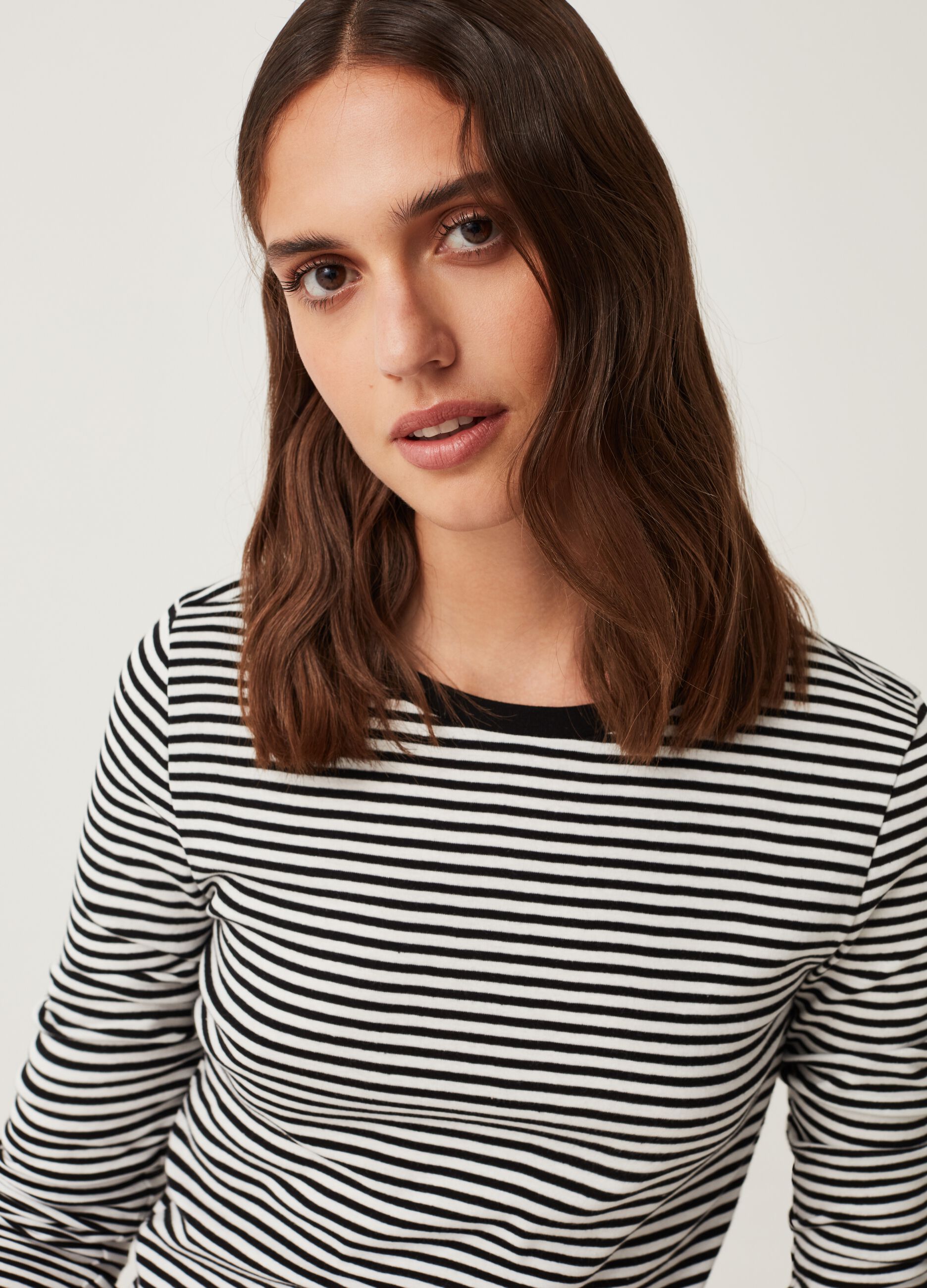 T-shirt a maniche lunghe fantasia righe_1