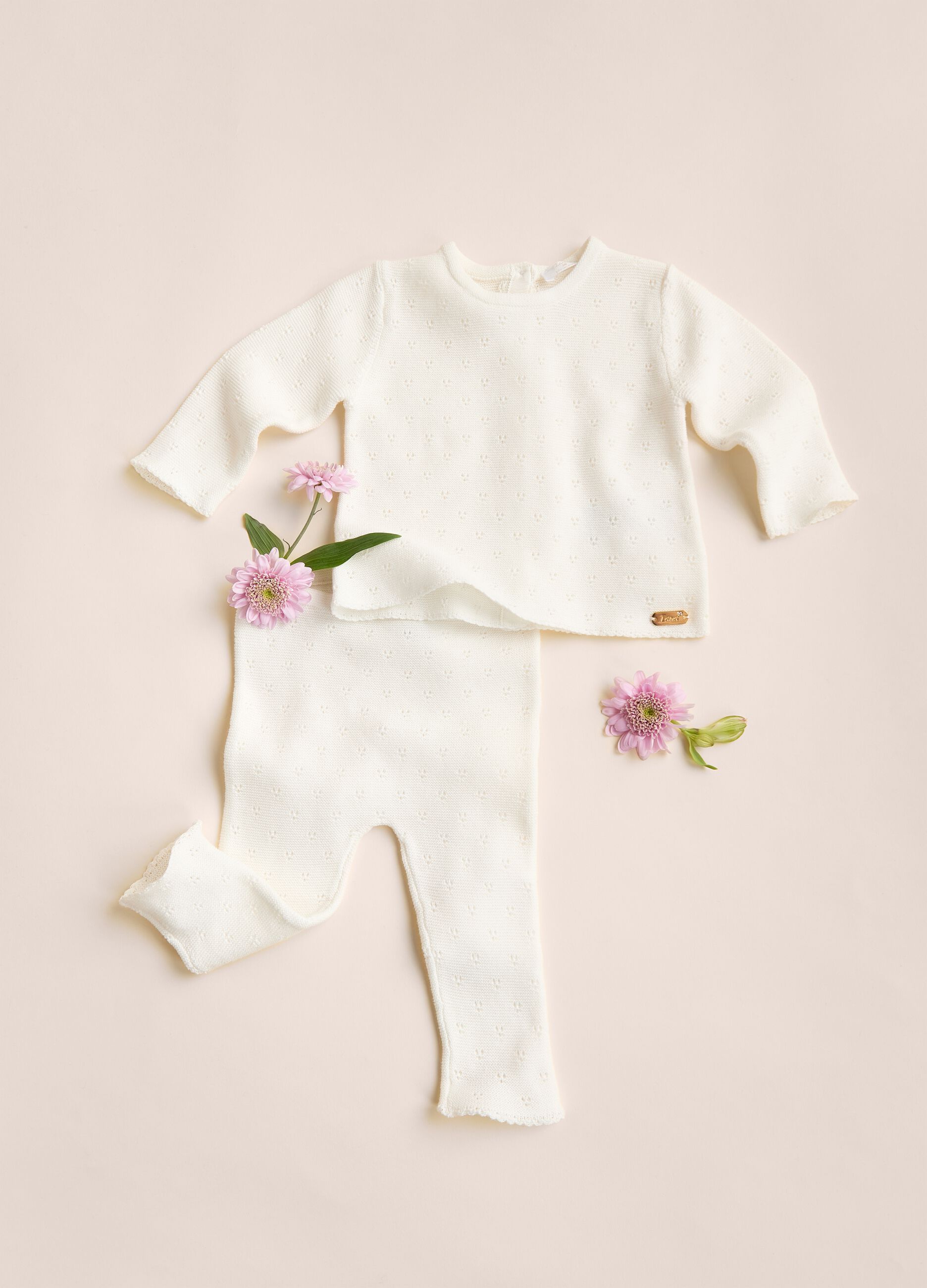 IANA 100% organic cotton outfit with openwork design.