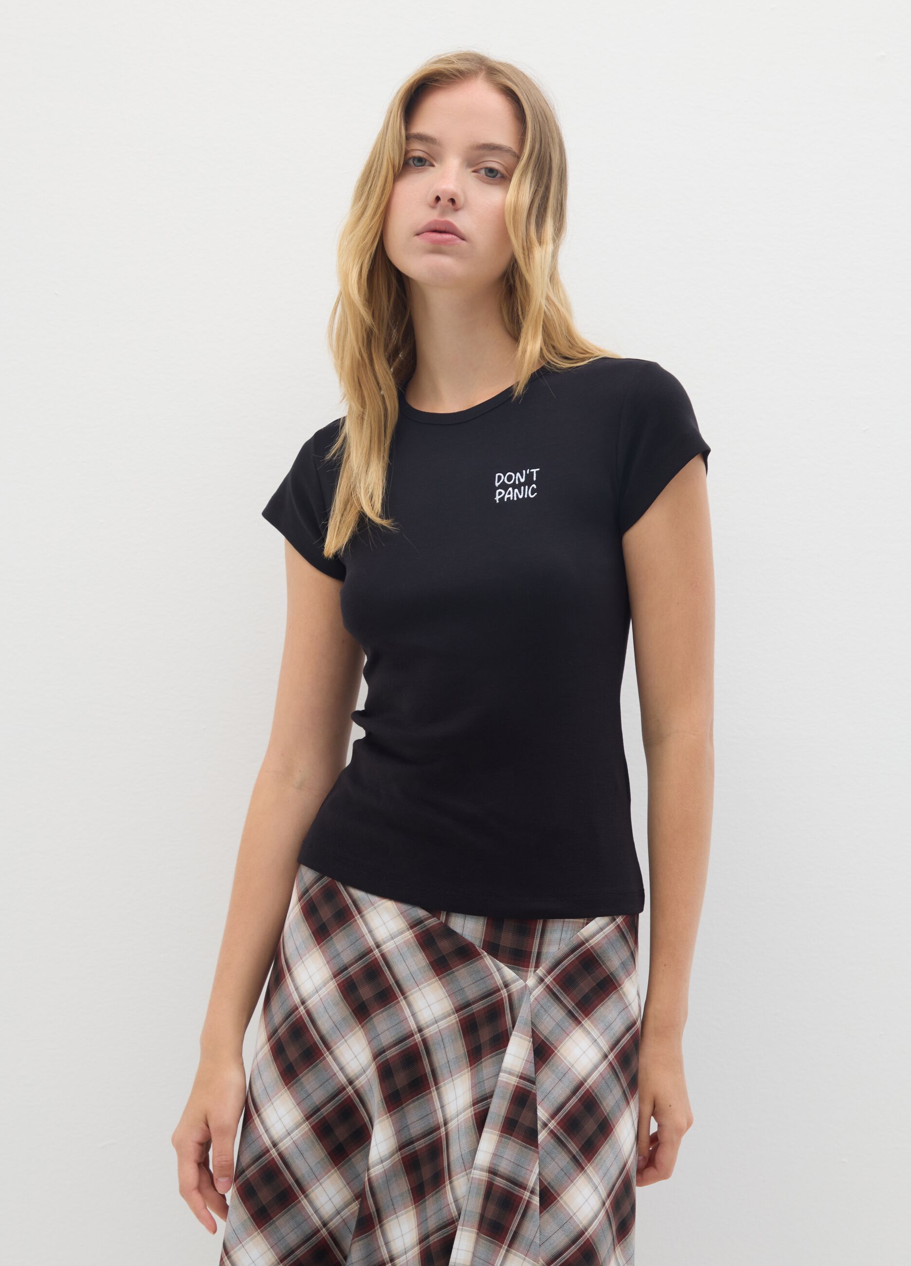 T-shirt in puro cotone nero slim fit con ricamo