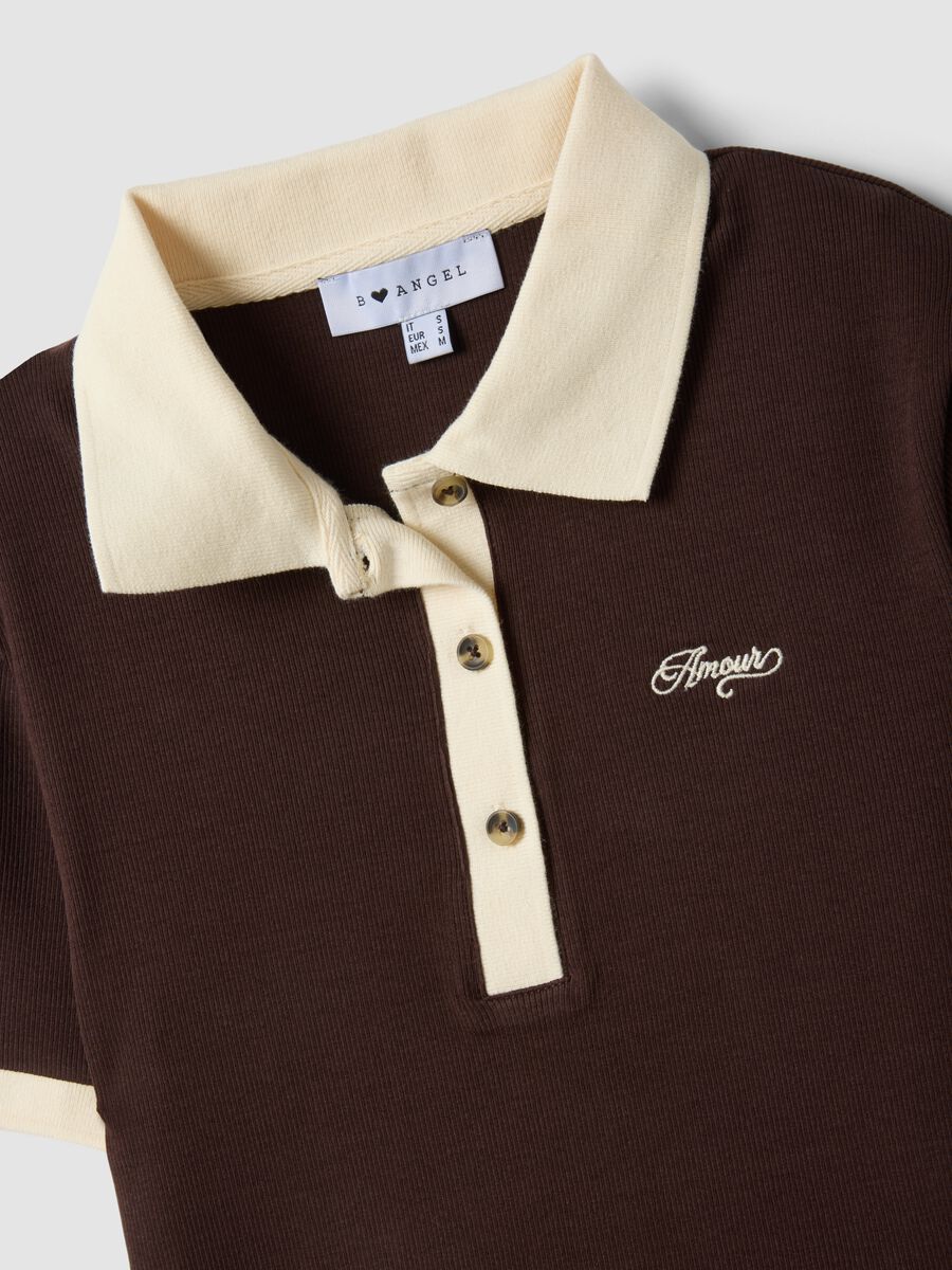 Polo crop marrone in cotone elasticizzato con stampa regular fit_1