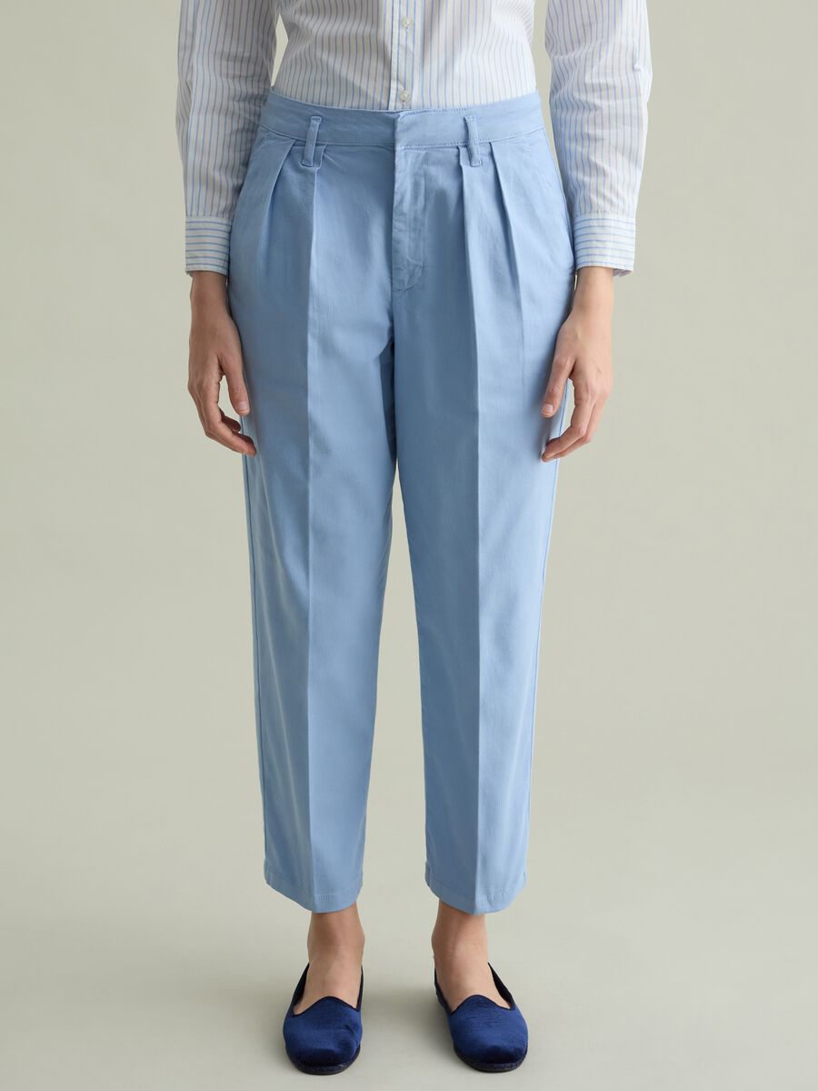 Cropped chino trousers with darts_1
