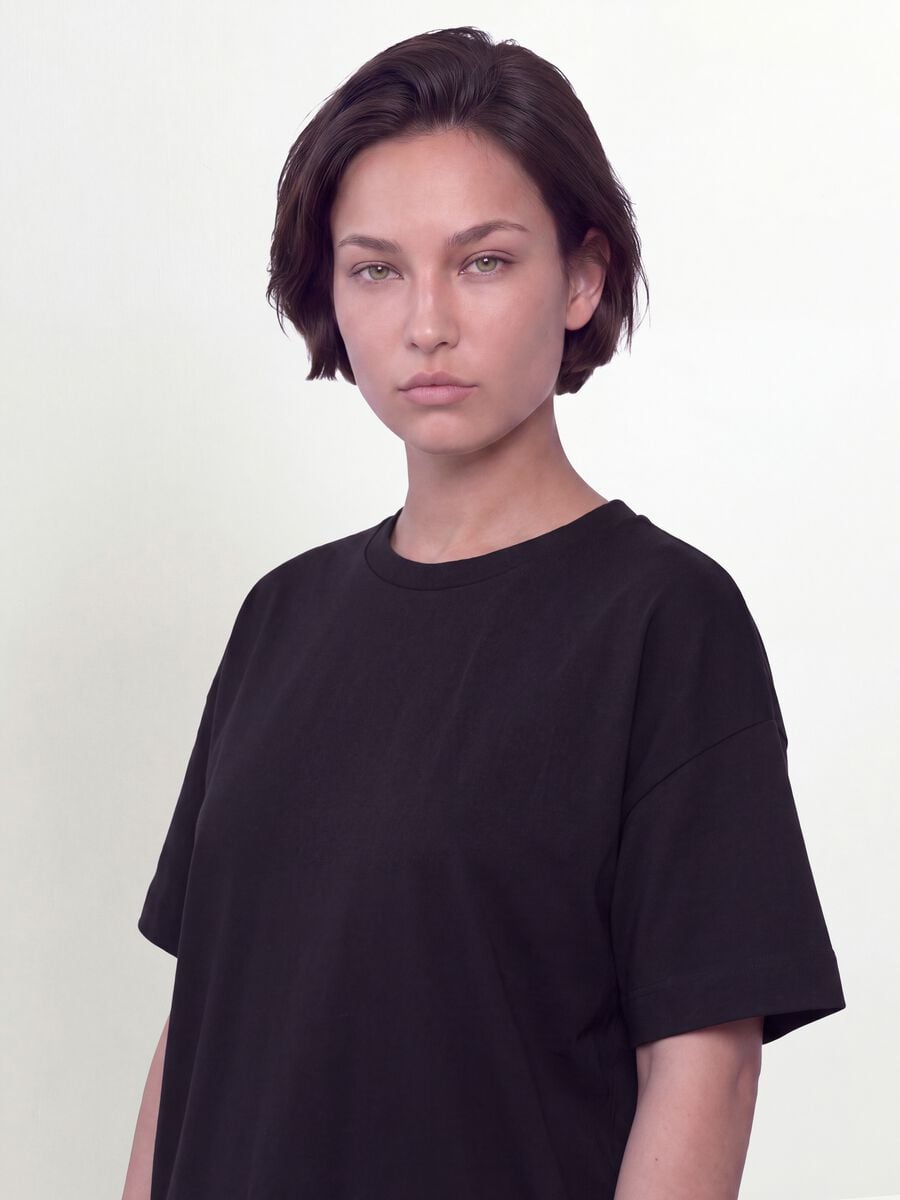 T-shirt girocollo nera in misto cotone e modal elasticizzato regular fit_3