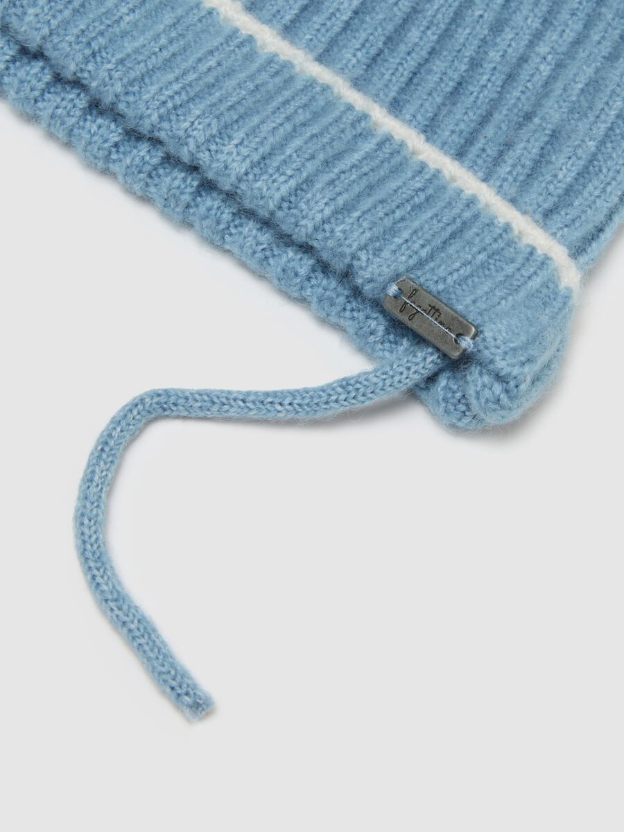 Cappello azzurro da neonato con pompon e dettagli a righe_1