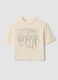 T-shirt beige in puro cotone con collo a costine e scritta frontale_3