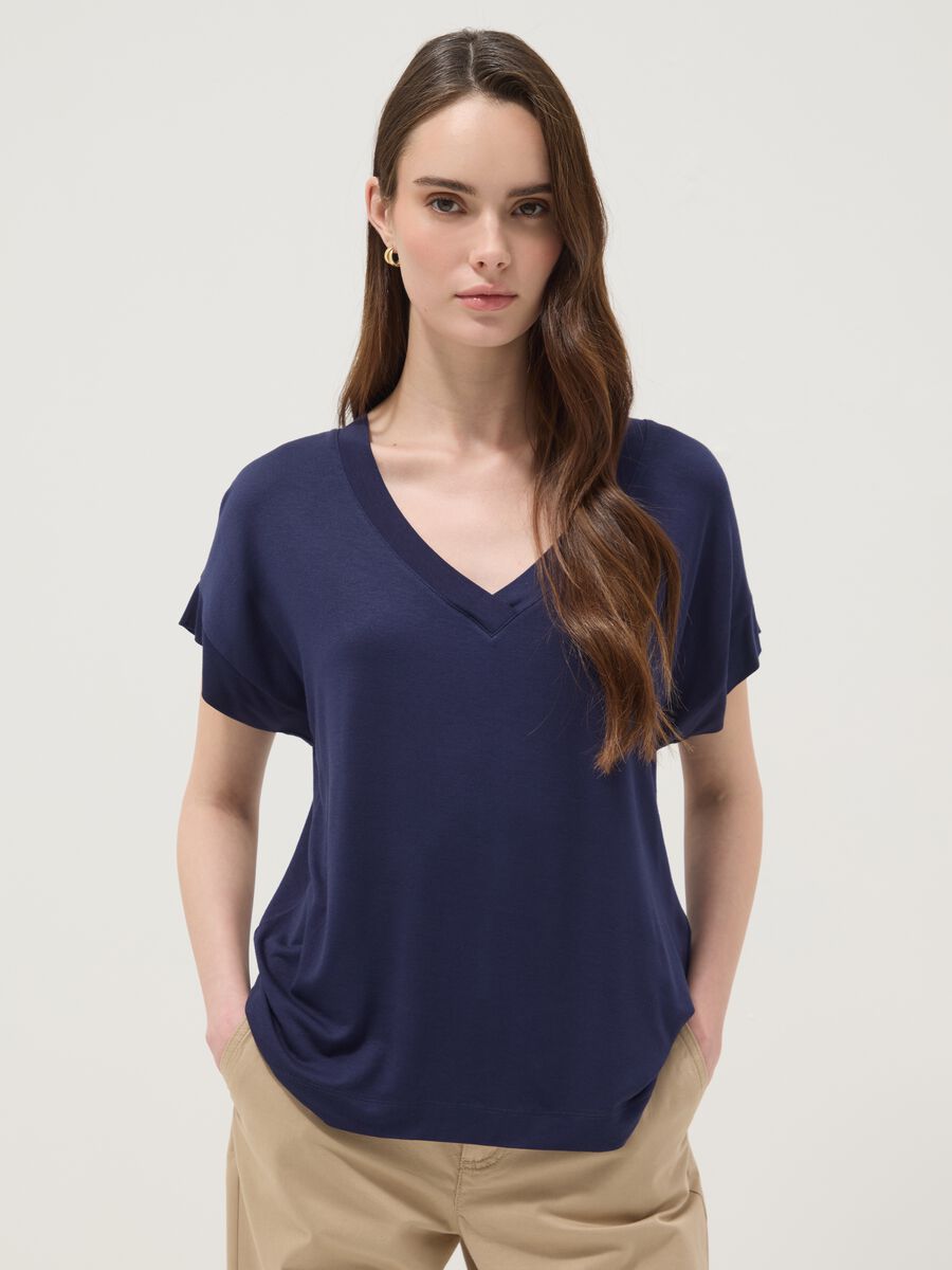 T-shirt blu in viscosa elasticizzato con scollo a V_1