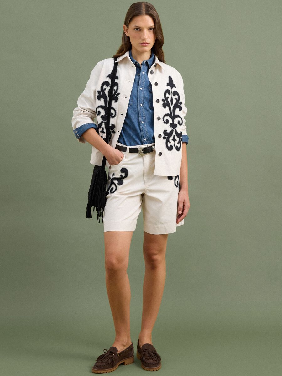 Blazer bianco in misto lino e lyocell con ricami a contrasto regular fit_2