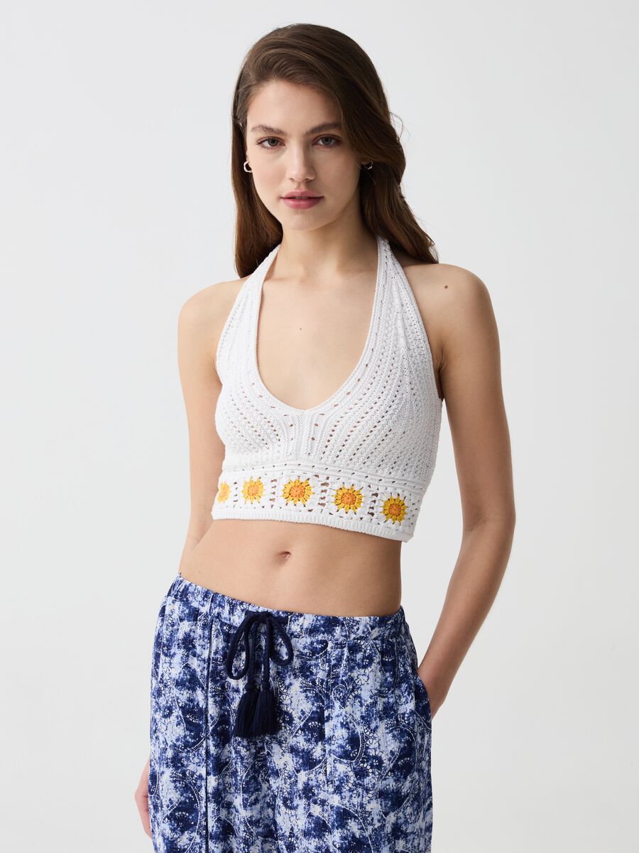 Crochet crop top with flowers embroidery_0