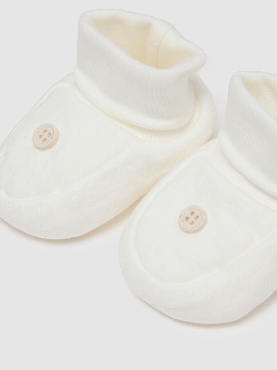White cotton baby hat and booties set regular fit_2