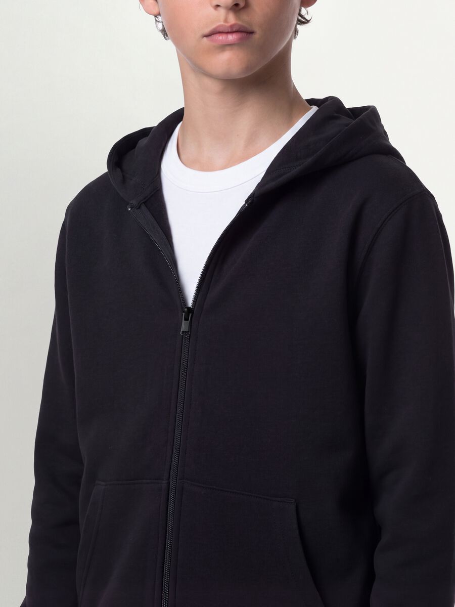 Felpa nera con cappuccio in puro cotone organico regular fit per ragazzo_3