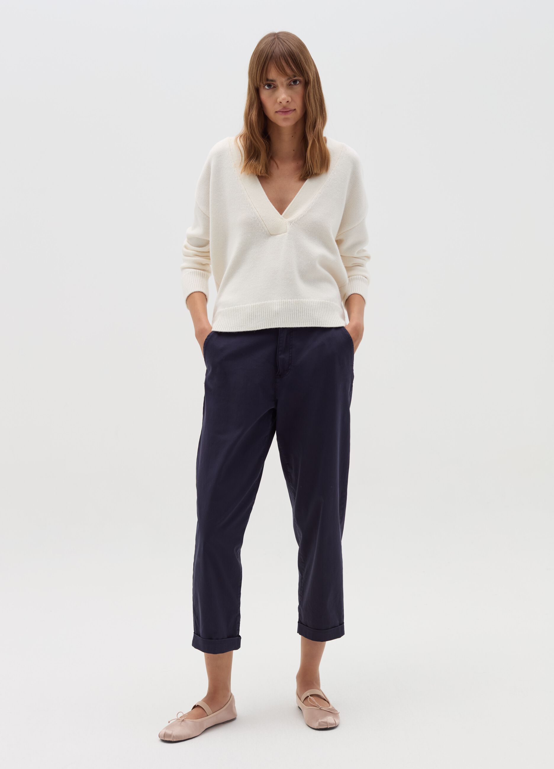 Chino trousers with turned-up hems