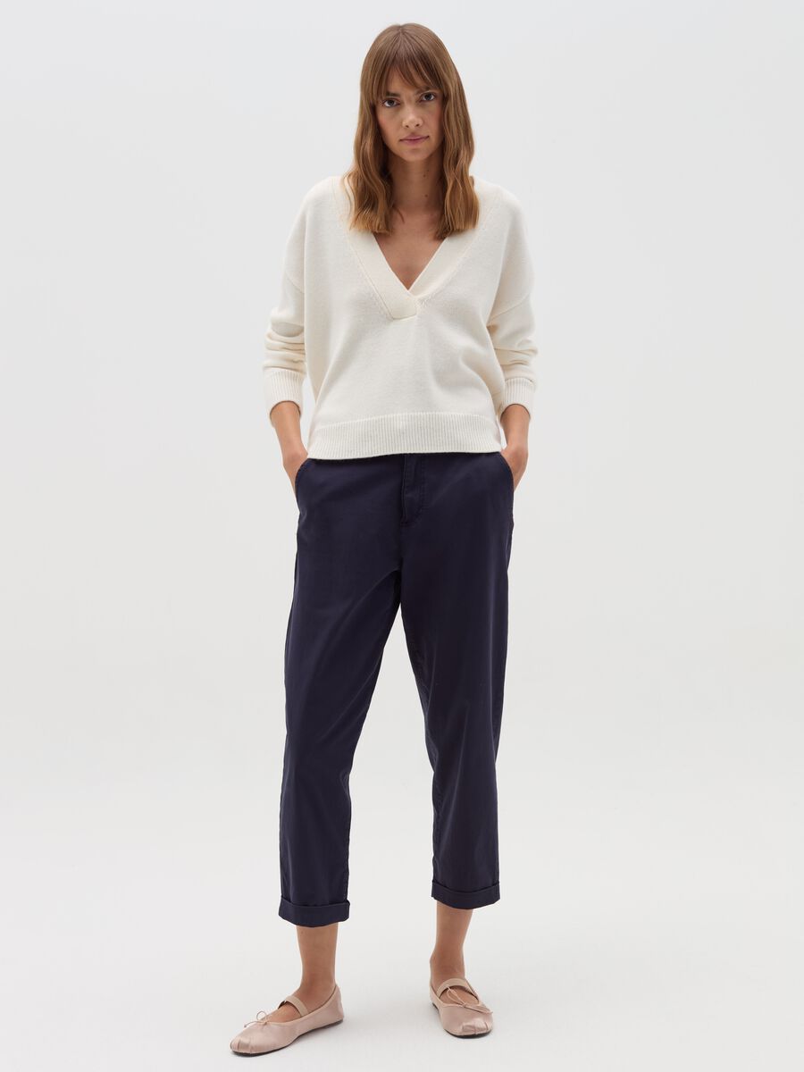 Chino trousers with turned-up hems_0