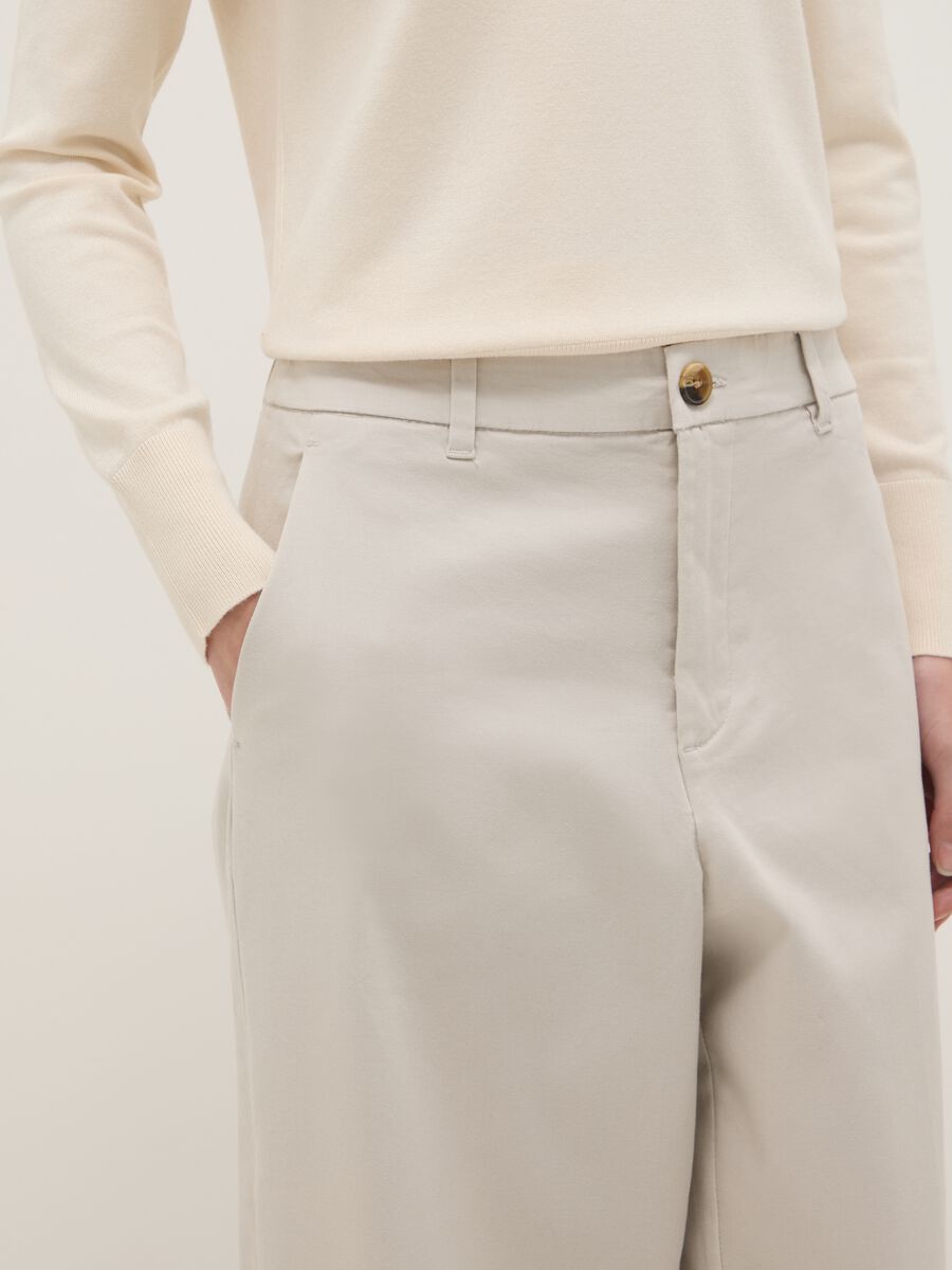 Beige wide-leg stretch cotton chino trousers regular fit_4