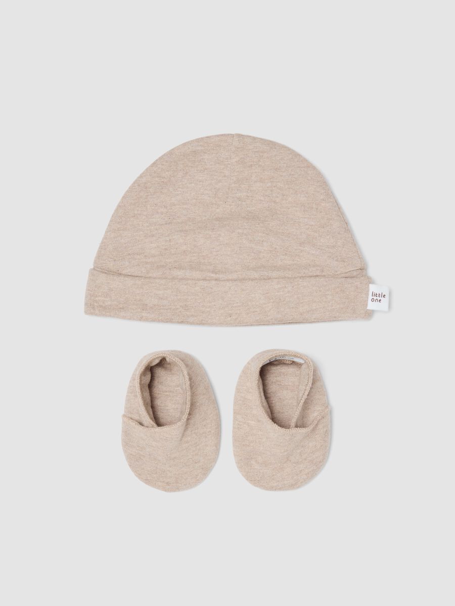 Set beige con cuffietta e scarpine neonato_0