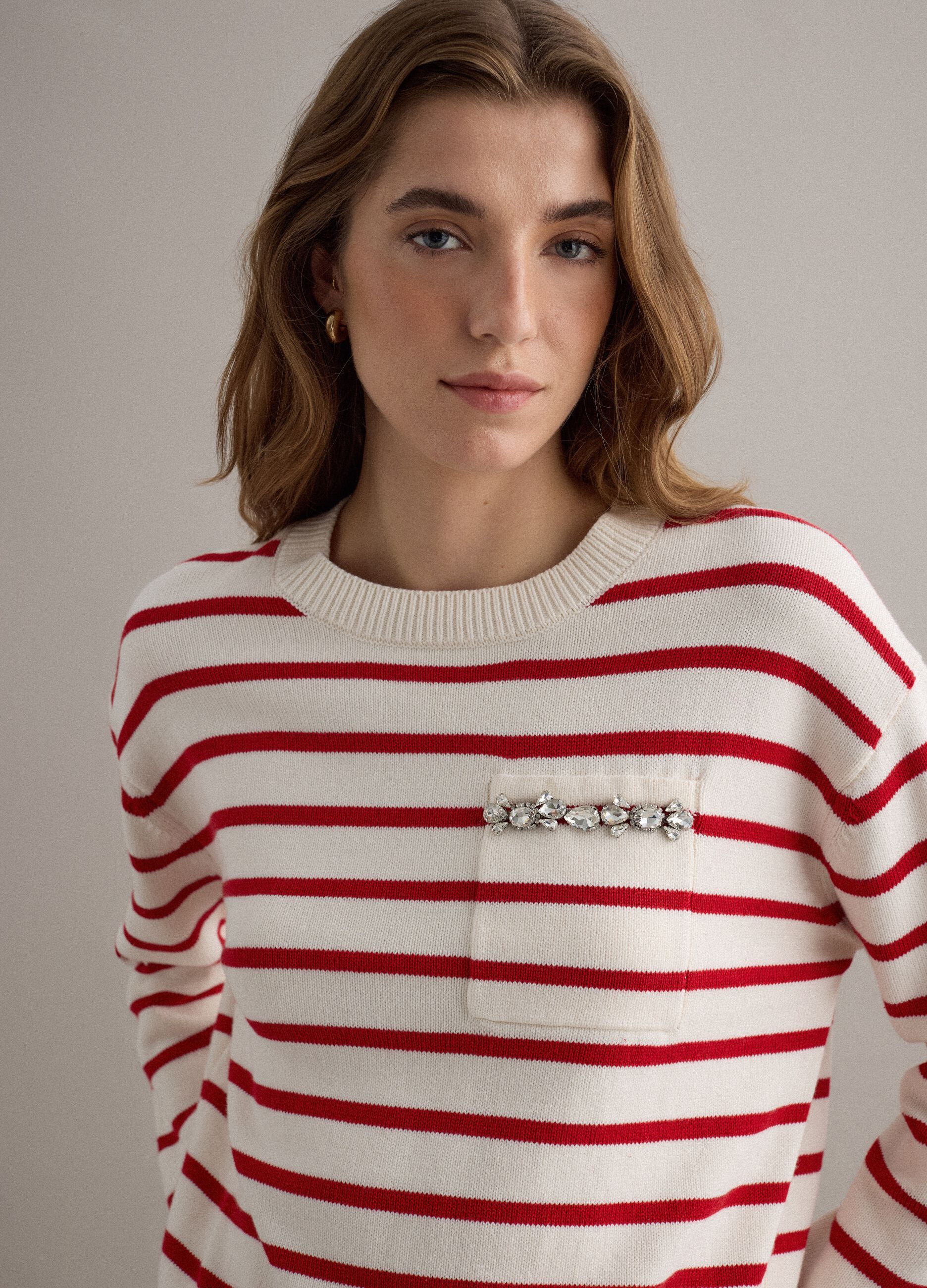 Maglione beige a righe rosse in puro cotone regular fit