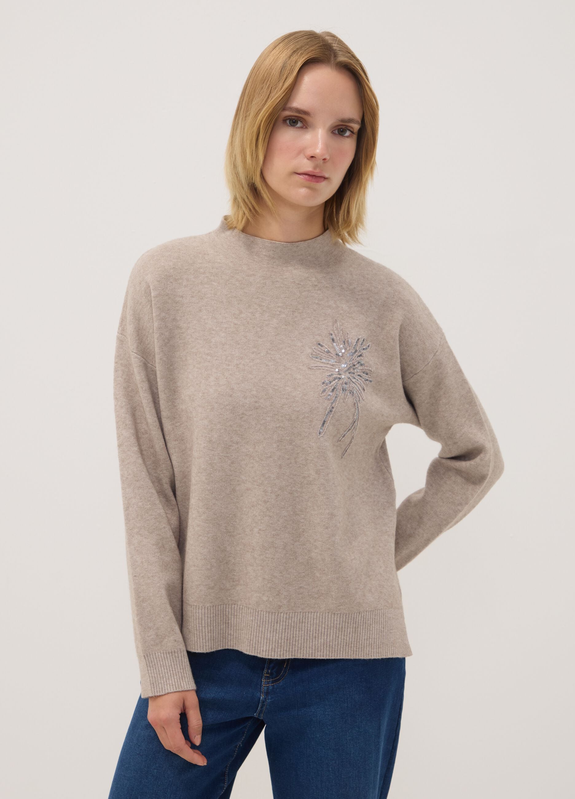 Maglia cammello in misto viscosa con ricamo paillettes regular fit