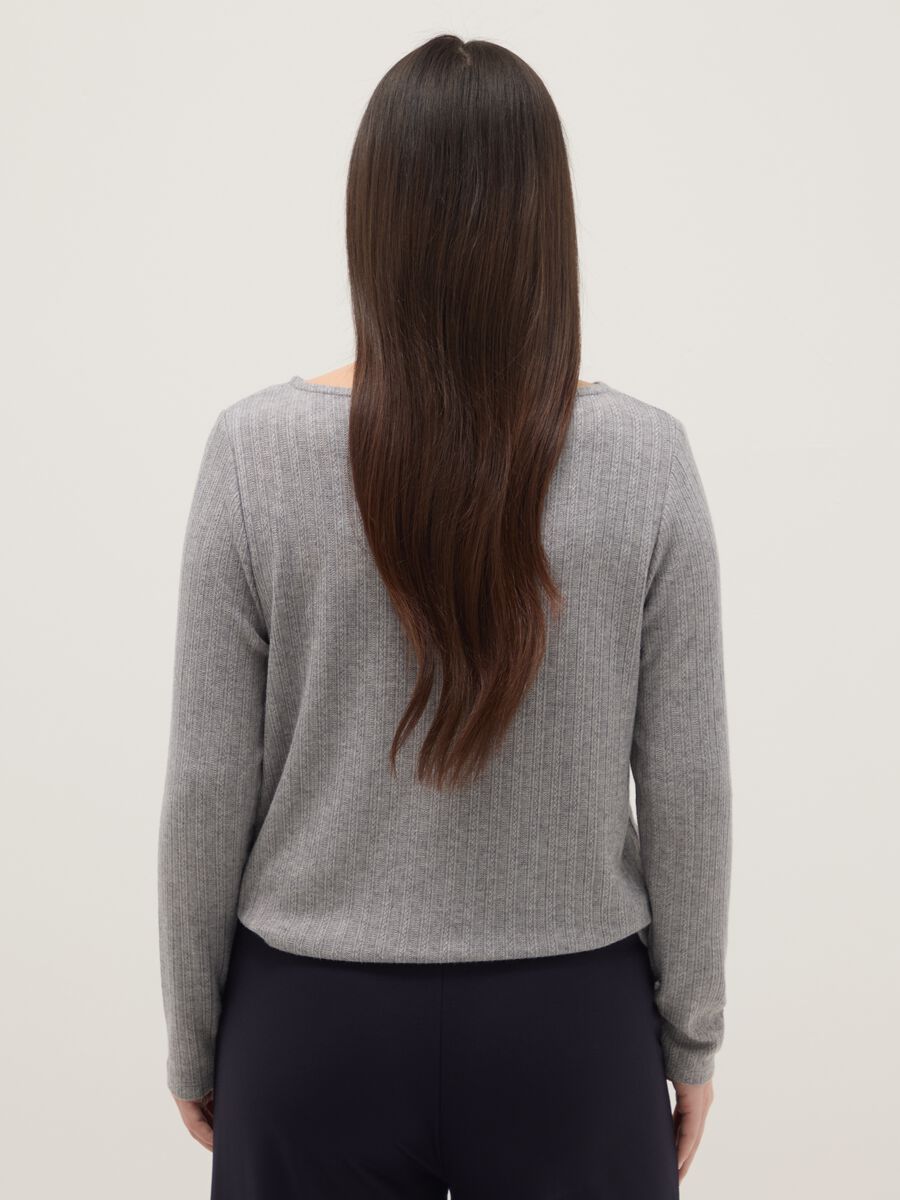 T-shirt a maniche lunghe grigia regular fit con collo a barca_2