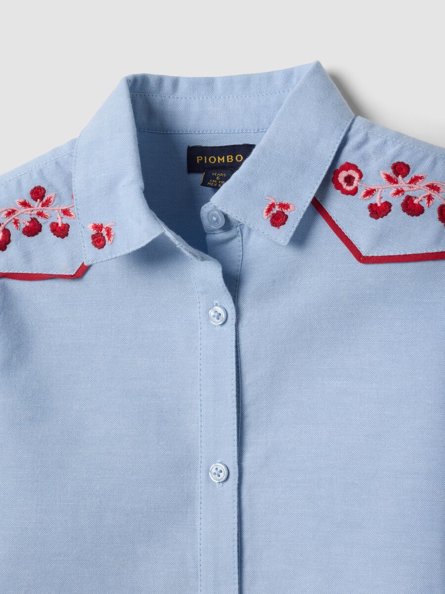 Camicia azzurra in puro cotone con ricami floreali_1
