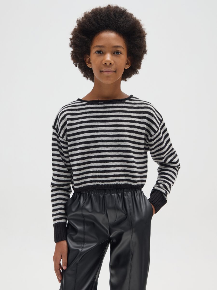 Maglione nero e bianco a righe_0
